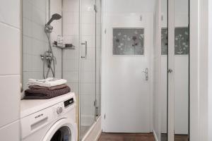 a bathroom with a washing machine and a shower at Harmonie Hof in Oyten +28 photos