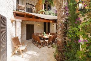 a patio with a table and chairs and a balcony at Can Teresa in Capdepera
