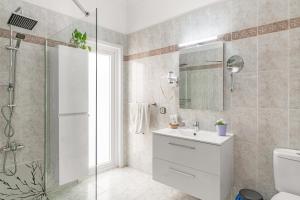 a bathroom with a toilet and a sink and a shower at Casita Isabella in El Golfo