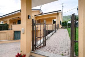 a gate to a house with a driveway at Il Frutteto 50 in Ortovero