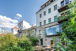 an exterior view of a white building with windows at Fewo Boho in der Altstadt in Pirna