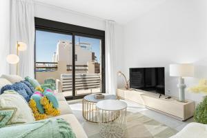 a living room with a couch and a tv at Chalet con Piscina in Orihuela Costa