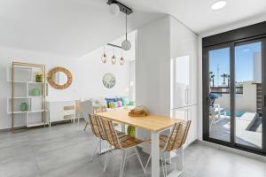 a dining room with a table and chairs at Chalet con Piscina in Orihuela Costa
