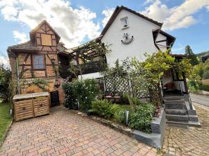 a house with a brick driveway in front of it at Kalles Tochter in Melsungen