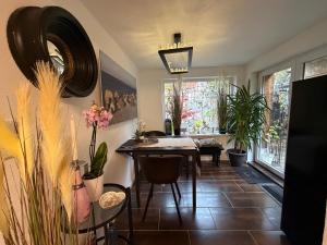 a dining room with a table and some plants at Kalles Tochter in Melsungen