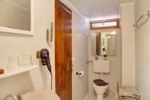 a small bathroom with a toilet and a telephone at Wasserfall in Stall