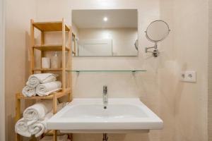 a bathroom with a sink and a mirror and towels at Alte Stadtvilla Weinberg 5 in Traben-Trarbach +14 photos