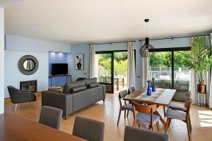 a living room with a couch and a table at Villa Pueblo Don Thomas in Playa de Santiago
