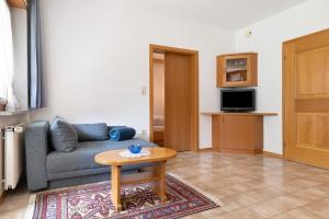 a living room with a couch and a table at Mayr Apartments Eins in Plaus