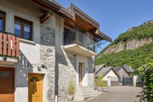 a building with a yellow door and a balcony at Chez Flo - clim parking - clg in Saint-Pierre-dʼAlbigny