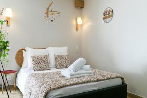 a bedroom with a bed with towels on it at Chez Flo - clim parking - clg in Saint-Pierre-dʼAlbigny