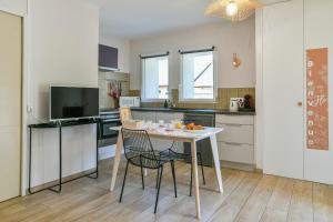 a kitchen with a table and chairs in a room at Chez Flo - clim parking - clg in Saint-Pierre-dʼAlbigny +14 photos