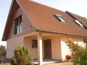 a small house with a brown roof at Gîtes du Taennchel in Thannenkirch