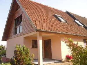 une petite maison avec un toit brun dans l'établissement Gîtes du Taennchel, à Thannenkirch