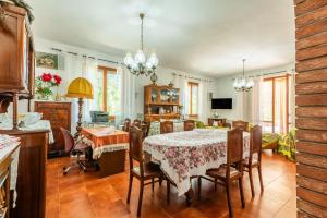 a dining room with a table and chairs at Casa San Francesco Rapolano in Rapolano Terme