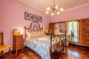 a bedroom with a bed and a mirror at Casa San Francesco Rapolano in Rapolano Terme