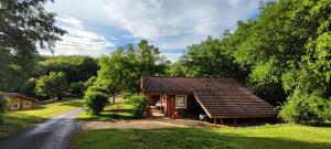 a small house in the middle of a road at Chalet paisible à Mauroux in Mauroux