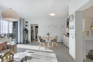 a kitchen and living room with a table and chairs at Ferienwohnung Riekes in Schmallenberg
