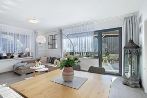 a living room with a vase on a table at Ferienwohnung Riekes in Schmallenberg