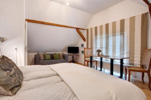 a bedroom with a bed and a desk and a television at Peene Hus in Hohen Demzin