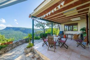 a patio with a table and chairs and a view at Casa Mariti in Mont-ral
