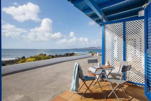 a table and chairs on a balcony with a view of the ocean at Los Morros in Punta Mujeres