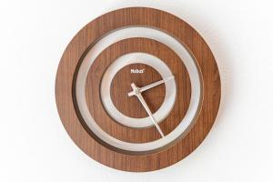 a brown and white clock on a wall at Ferienwohnung Geisbergblick in Seelbach