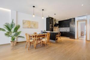 a kitchen and dining room with a table and chairs at Falco 1 in Corralejo