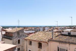an aerial view of a city with roofs at Apartamento con Encanto C in Montroig