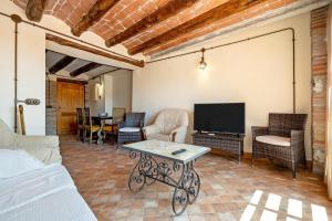 a living room with a tv and a table at Apartamento con Encanto C in Montroig