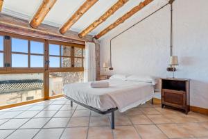 a bedroom with a bed and a large window at Apartamento con Encanto C in Montroig