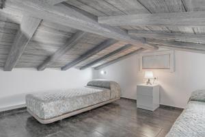 two beds in a room with wooden ceilings at Casa El Elefante in La Muela +19 photos