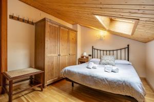 a bedroom with a bed and a wooden ceiling at Le Chalet Sierra Nevada in Monachil