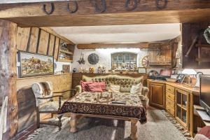a living room with a couch and a table at Feriewohnung Hirtenhaus in Attendorn