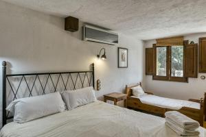 a bedroom with two beds and a window at Casa Rural Mas Fuselles in Girona