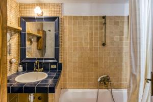 a bathroom with a sink and a tub and a mirror at Casa Rural Mas Fuselles in Girona