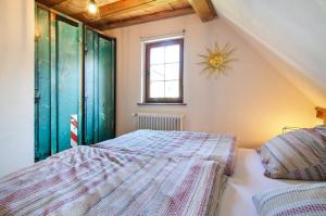 a bedroom with green doors and a bed in a room at Ferien im Fachwerk in Bermatingen