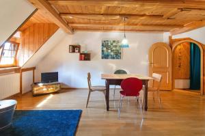 a dining room with a table and chairs at Ferien im Fachwerk in Bermatingen