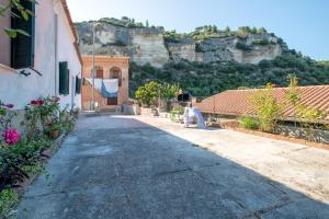 an empty street with a mountain in the background at Casa Sonia in Osilo
