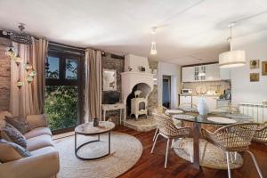 a living room with a couch and a table and chairs at Regalate Paz in Estallo
