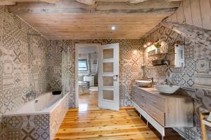 a bathroom with two sinks and a tub and a tub at Regalate Paz in Estallo +36 photos