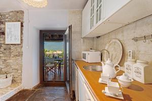 a kitchen with a sink and a counter with a microwave at Regalate Paz in Estallo