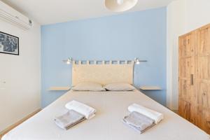 a bedroom with a bed with two towels on it at I Tre Nuraghi in Tresnuraghes