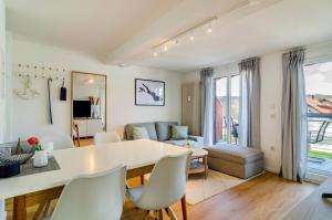 a living room with a large white table and chairs at Ferienapartment Olivia in Bodman-Ludwigshafen