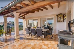a kitchen and dining room with a table and chairs at Algueret in Portopetro