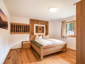 a bedroom with a bed and a window at Pfattenspitz Maurerhof in Valdurna