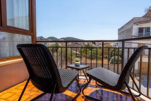 two chairs and a table on a balcony at Apartamento Socorro 39-1 in Felanitx
