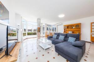a living room with a couch and a tv at Apartamento Socorro 39-1 in Felanitx
