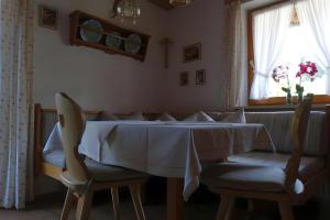 a dining room with a table and two chairs at Ferienwohnung Zugspitze in Grainau