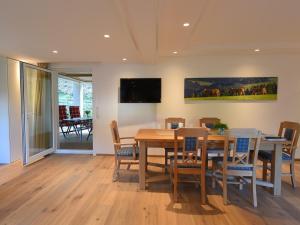 a dining room with a table and chairs at Ferienwohnung Am Lennepark in Schmallenberg